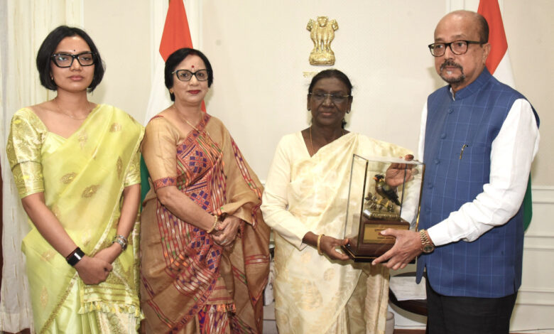 राष्ट्रपति द्रौपदी मुर्मु को राज्यपाल रमेन डेका ने भेंट की पहाड़ी मैना की प्रतिकृति…..