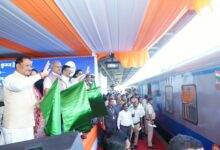 केंद्रीय रेल मंत्री अश्विनी वैष्णव और मुख्यमंत्री विष्णु देव साय  ने रावघाट – रायपुर एवं रायपुर – कुरूद यात्री रेल सेवाओं को दिखाई हरी झंडी….