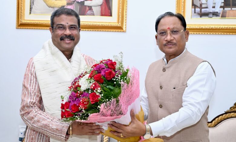 मुख्यमंत्री विष्णु देव साय से सांसद धर्मेंद्र प्रधान ने की शिष्टाचार भेंट… मुख्यमंत्री विष्णु देव साय से सांसद धर्मेंद्र प्रधान ने की शिष्टाचार भेंट…